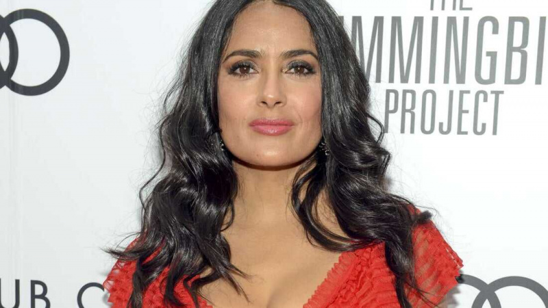   Salma Hayek – 5'2"