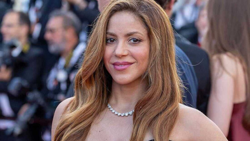   Shakira - 5'2"