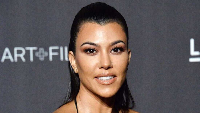   Kourtney Kardashian – 5'