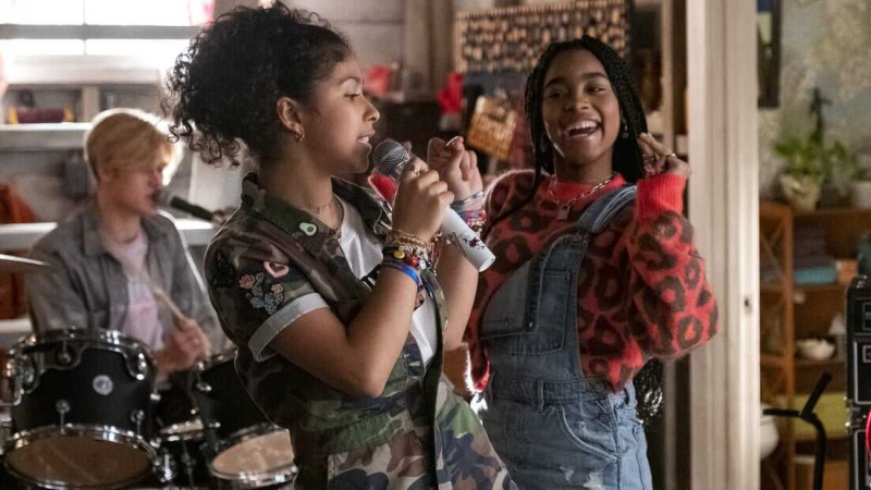   Julie und die Phantome (TV-Serie 2020–2020)