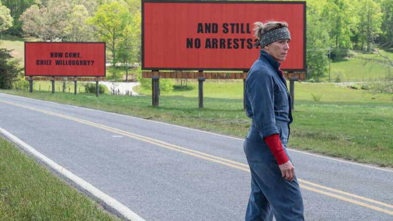   Tres vallas publicitarias en las afueras de Ebbing, Missouri (2017)