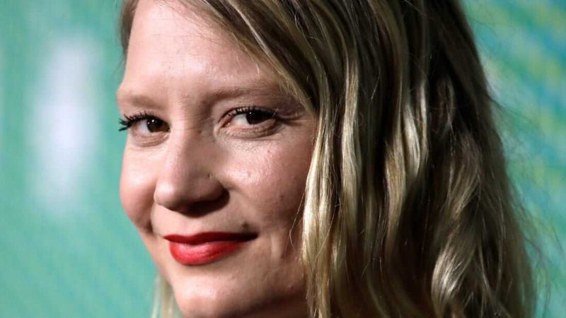   Mia Wasikowska