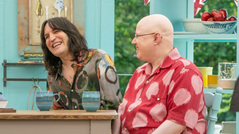   Świetny brytyjski wypiek:'Excellent' Matt Lucas charms critics on show debut - BBC News
