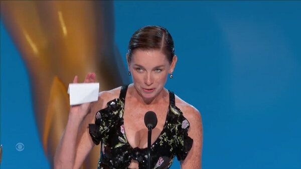 Julianne Nicholson vann bästa kvinnliga biroll för sin hjärtskärande roll som Lori.