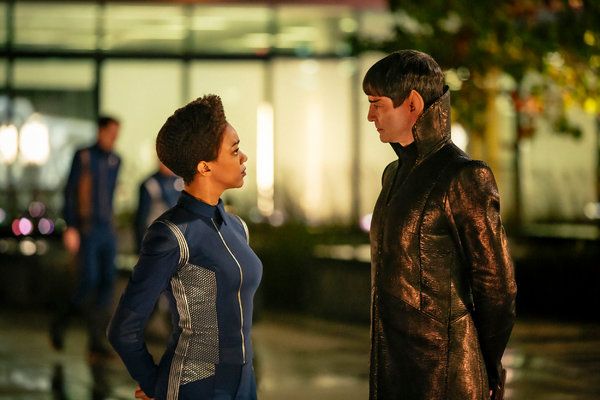 Sonequa Martin-Green, solda ve James Frain, Star Trek: Discovery