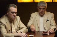 Frank Vincent 2004. kao Phil Leotardo s Vincentom Curatolom kao Johnnyjem Sackom u sceni iz Soprana.