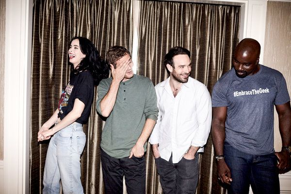 슈퍼히어로, 단결: 왼쪽부터 Netflix 시리즈 The Defenders의 Krysten Ritter, Finn Jones, Charlie Cox 및 Mike Colter.