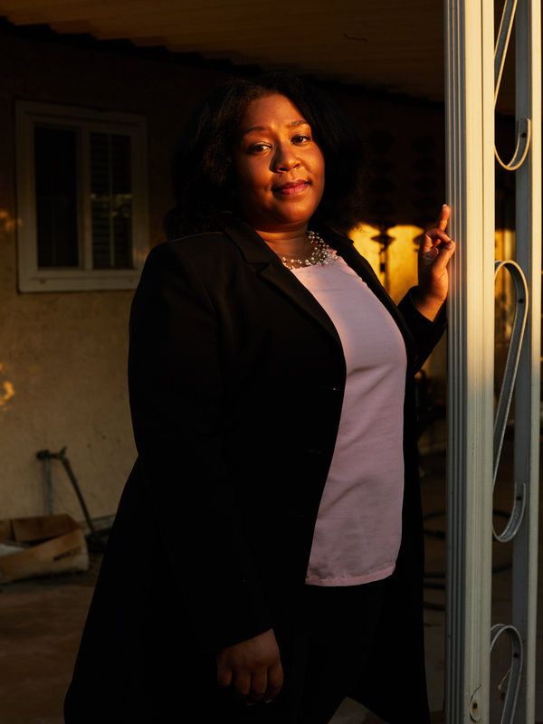 Hanisya Massey, Californias Covinas asuva ettevõtte Higher Ground Enterprises omanik. Obamade ettevõte Higher Ground Productions on esitanud avalduse pr Massey kaubamärgi tühistamiseks.