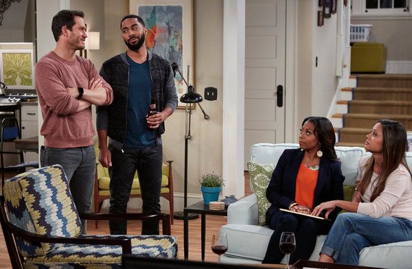 Van links naar rechts: Mark-Paul Gosselaar, Tone Bell, Bresha Webb en Vanessa Lachey in Truth Be Told.