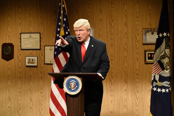 Alec Baldwin presidentti Trumpina lauantai-iltana. Hänen tukensa Woody Allenille ja James Tobackille ovat saaneet kritiikkiä ja joidenkin katsojien mielestä hänen satiiriset kommentit ovat vähentyneet.