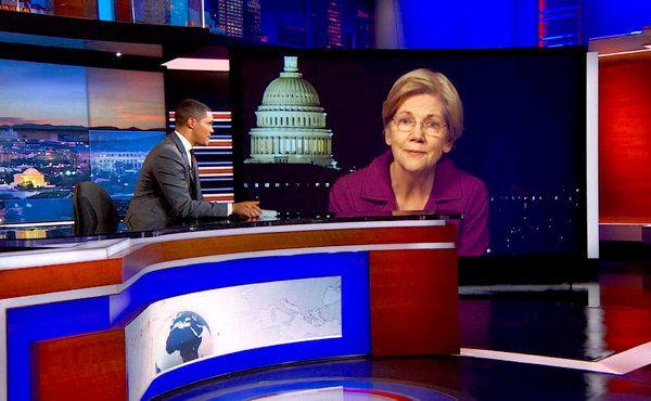 Trevor Noah en senator Elizabeth Warren in The Daily Show.