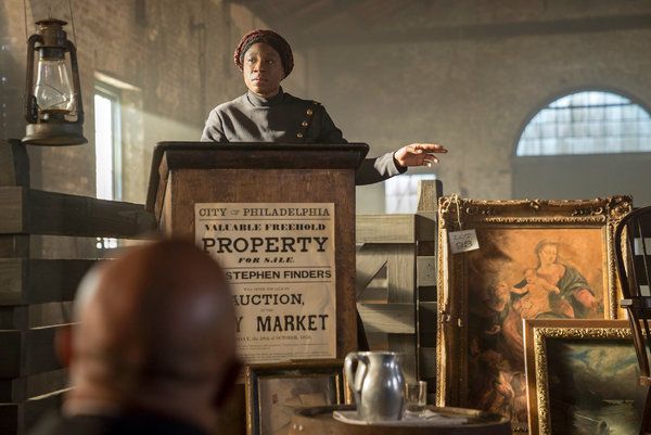 Aisha Hinds kā Harieta Tubmena filmā Underground.