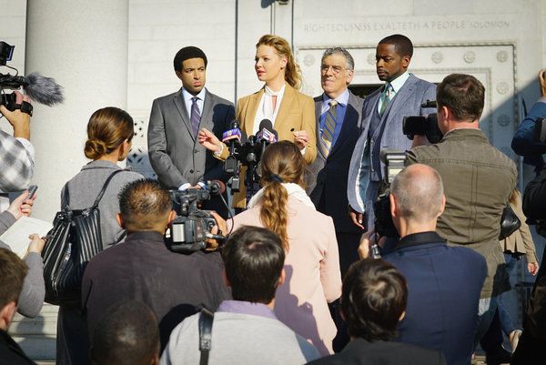 左から、CBSのKobi Libii、Katherine Heigl、Elliott Gould、DuléHillinDoubt。