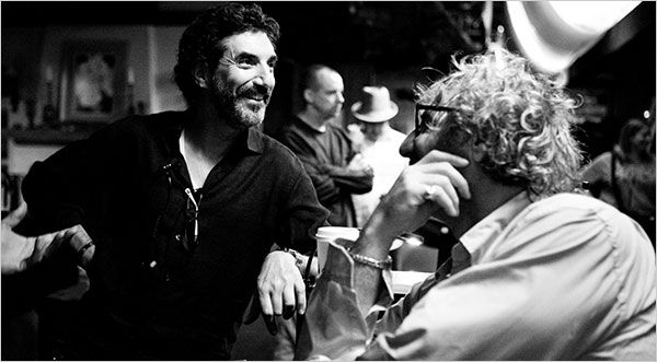 Ο Chuck Lorre, αριστερά, στα γυρίσματα της κωμωδίας ??Two and a Half Men?? με τον Lee Aronson, έναν συνδημιουργό.