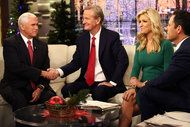 Viceprezident Mike Pence úplne vľavo s hostiteľmi Fox & Friends: Steve Doocy, v strede; Ainsley Earhardt; a Brian Kilmeade.