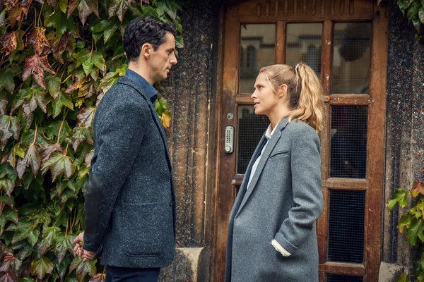 Matthew Goode i Teresa Palmer rozpoczynają romans międzygatunkowy w Odkryciu czarownic, opartym na trylogii powieściowej All Souls Deborah Harkness.