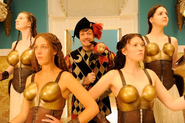 Ben Presley interpreta um bobo da corte em Galavant, da ABC, que começa sua segunda temporada no domingo.