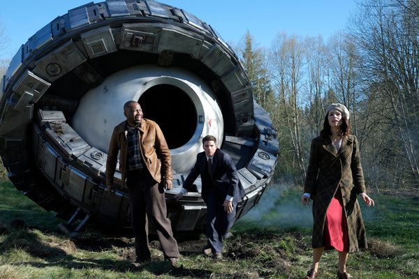 Malcolm Barrett, Matt Lanter ja Abigail Spencer stseenis filmist Timeless.