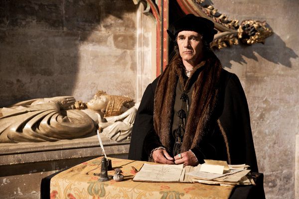 Mark Rylance come Thomas Cromwell in una scena della serie Wolf Hall.