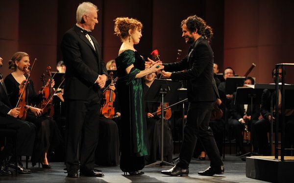 Malcolm McDowell, lijevo; Bernadette Peters; i Gael García Bernal u Mozartu u džungli, amazonskoj seriji.