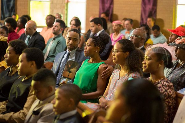 Kevin Carroll als John Murphy und Regina King als seine Frau Erika, Center, in The Leftovers auf HBO.