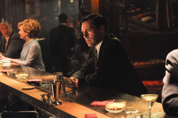 Jon Hamm ในซีซั่น 5 ของ Mad Men ซึ่งใช้ AMC ตั้งแต่ปี 2550 ถึง 2558 เนื้อหาที่จะส่งไปที่ University of Texas ได้แก่ แบบร่างสคริปต์ เครื่องแต่งกาย อุปกรณ์ประกอบฉาก และคอลเล็กชันโฆษณาทางประวัติศาสตร์