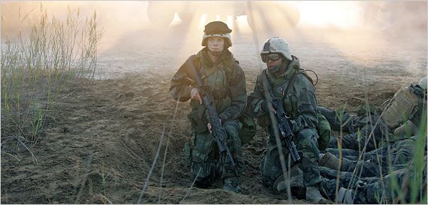 Ed Burns on yksi Generation Kill -sarjan luomisesta. Stark Sandsin vasemmalla ja Jon Huertasin kanssa.