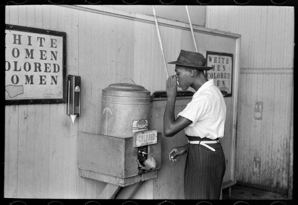 La segregazione nel 1939, in una scena della serie della PBS The African Americans: Many Rivers to Cross, presentata e ospitata da Henry Louis Gates Jr.