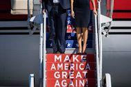 Donald J. Trump et son épouse Melania sortent de leur jet privé en campagne électorale à Wilmington, en Caroline du Nord, trois jours avant les élections.