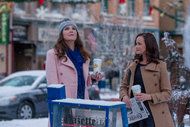 Lauren Graham (links) und Alexis Bledel in Gilmore Girls: A Year in the Life auf Netflix.