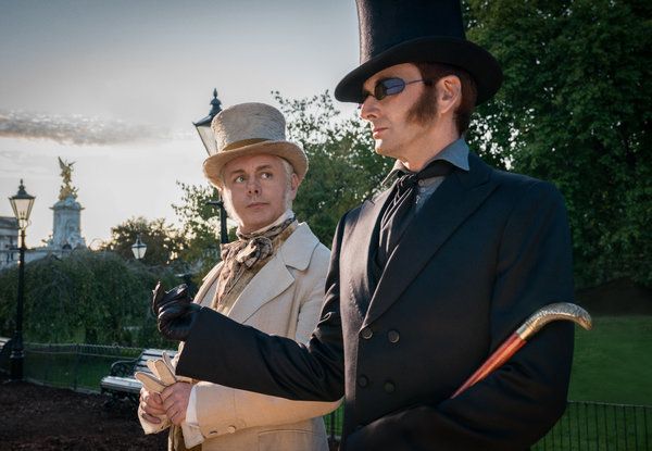 Michael Sheen, links, en David Tennant spelen in Good Omens als een angstaanjagende engel en een hooglevende demon die samenwerken om de apocalyps te voorkomen.