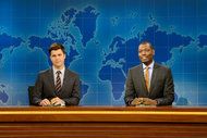 Colin Jost(왼쪽)와 토요일 밤 라이브의 Weekend Update 앵커인 Michael Che.