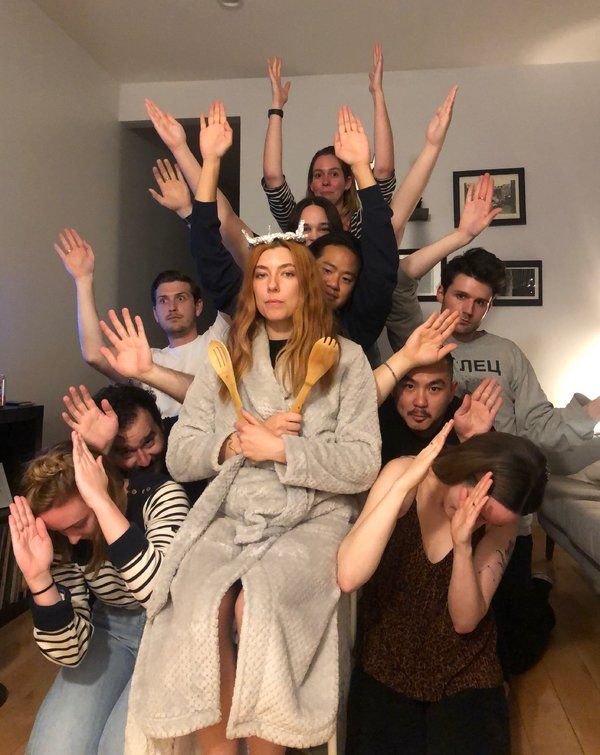 왼쪽부터 MB Welch, Will Farley, Nick Dundon, Joash Tham, Victoria Barner, Liz Mansfield, Tori Townsend, Matt Sim, Tyler Pendleton 및 Eliza Sim이 DIY 왕좌를 만듭니다.