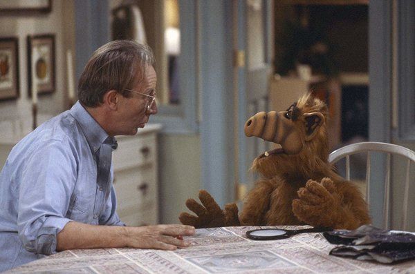 Макс Райт със заглавния герой в ситкома на NBC ALF. Разностранен сценичен актьор, той каза, че никога не е обичал да играе поддържаща роля на кукла, която има всички добри реплики.