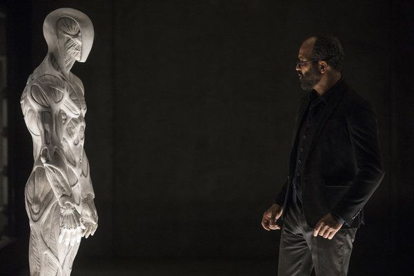 Bernard (Jeffrey Wright) parece desorientado; ele não está sozinho. Múltiplas linhas do tempo, assuntos emocionantes e o passar do tempo significam que há muito o que atualizar antes da 3ª temporada de Westworld.