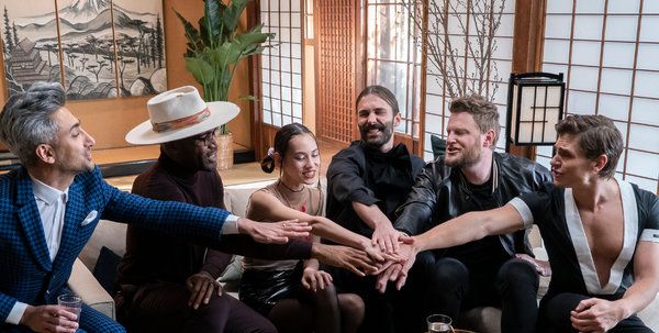 A partir da esquerda, Tan France, Karamo Brown, Kiko Mizuhara, Jonathan Van Ness, Bobby Berk e Antoni Porowski do Queer Eye: Estamos no Japão!