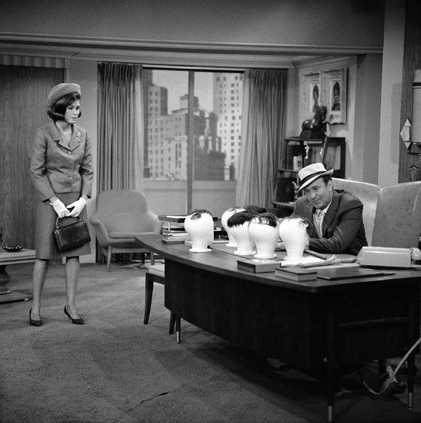 In der Dick Van Dyke Show spielte Carl Reiner (rechts, mit Mary Tyler Moore) die anmaßende, häufig toupierte Fernsehmoderatorin Alan Brady. Aber Reiner hatte tatsächlich mehr mit Van Dykes Figur Rob Petrie gemeinsam.