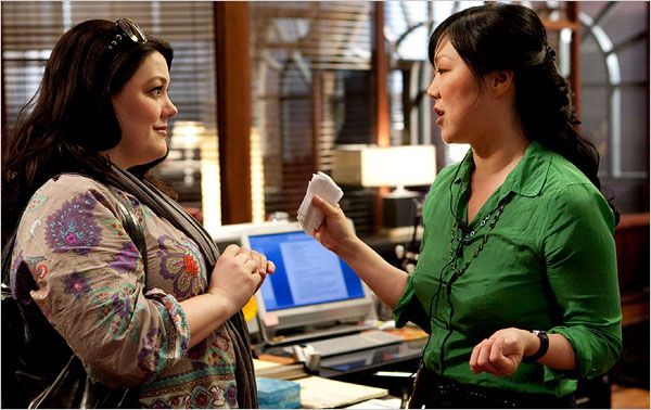 Brooke Elliott, bölünmüş kişiliğe sahip bir avukat olarak ve Margaret Cho asistanı olarak ayrıldı.