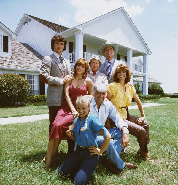 Ewingi klann veetis 14 hooaega armastuse, raha ja nafta pärast. Päripäeva ülalt vasakult: Patrick Duffy, Victoria Principal, Barbara Bel Geddes, Larry Hagman, Linda Gray, Jim Davis ja Charlene Tilton.