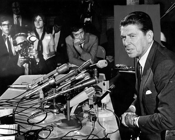 Ronald Reagan est une figure bien racontée, donc pour The Reagans, le cinéaste Matt Tyrnauer a recherché de nouveaux angles thématiques et esthétiques.