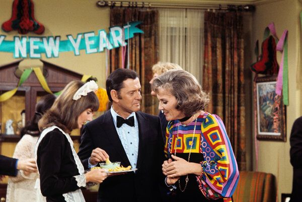 In einer Episode des Originals Odd Couple wird Felix (Tony Randall, mit Brett Somers, rechts) gebeten, darüber abzuwägen, was in der Vergangenheit zwischen zwei ehemaligen Ehepartnern auf einer Silvesterparty passiert ist.