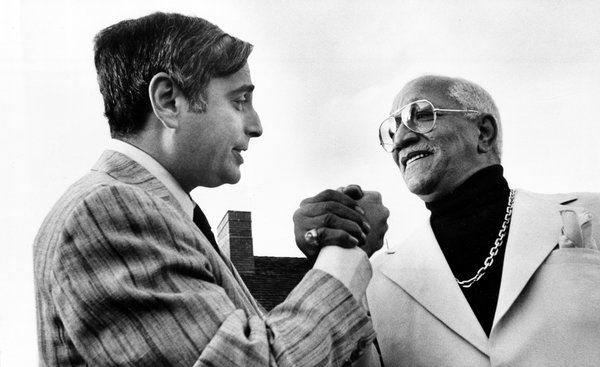 Fred Silverman, à esquerda, com Redd Foxx em 1976, quando Silverman, que era presidente da ABC na época, anunciou que Foxx, a estrela do programa de sucesso da NBC Sanford and Son,
