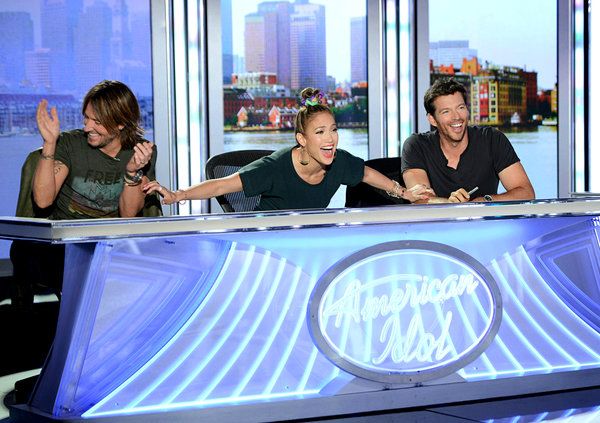 Keithas Urbanas kairėje, Jennifer Lopez ir Harry Connickas jaunesnysis sudarys šio sezono „American Idol“ vertinimo komisiją.