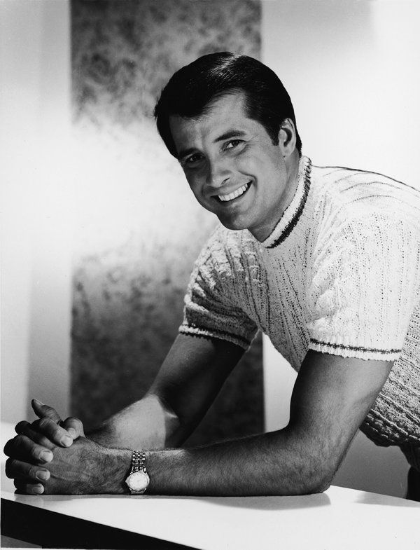 Lyle Wagoner in una foto pubblicitaria non datata. Il suo aspetto e la sua voce lo facevano sembrare un protagonista naturale, ma le sue parti più riconoscibili erano a sostegno degli altri.