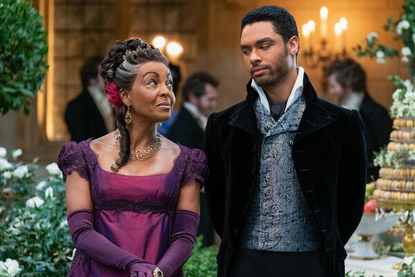 Adjoa Andoh i Regé-Jean Page rozmawiają w jednym z odcinków serialu Netflix Bridgerton.