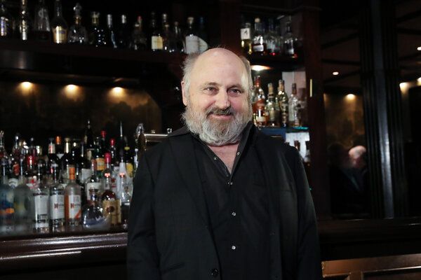 Aktieris Klārks Midltons 2018. gadā. Viņš bieži tika iemiesots kā jautri, savdabīgi un ekscentriski tēli.
