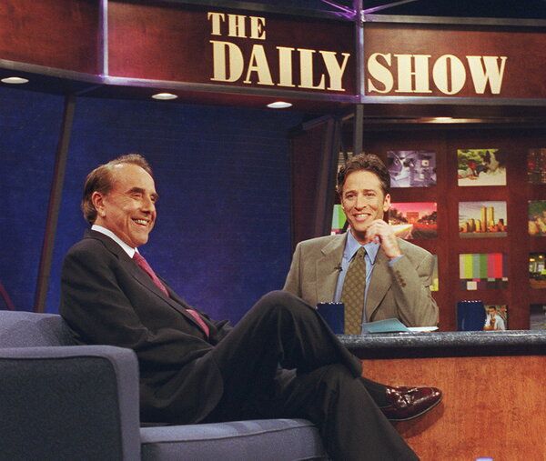 O Daily Show tornou-se mais politicamente orientado com Jon Stewart como apresentador (foto com o senador Bob Dole); Stewart substituiu Craig Kilborn em 1999.