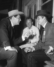 Van links, Jack Kelly, Leslie H. Martinson en Roger Moore in 1961 op de set van Maverick. Mr. Martinson regisseerde ook films.