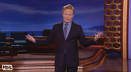 Conan O’Brien sugeriu que, se a psicologia reversa funcionasse bem com o presidente, alguém deveria dizer a ele para não renunciar.