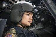 Christina Ochoa som helikopterpilot i CWs Valor.